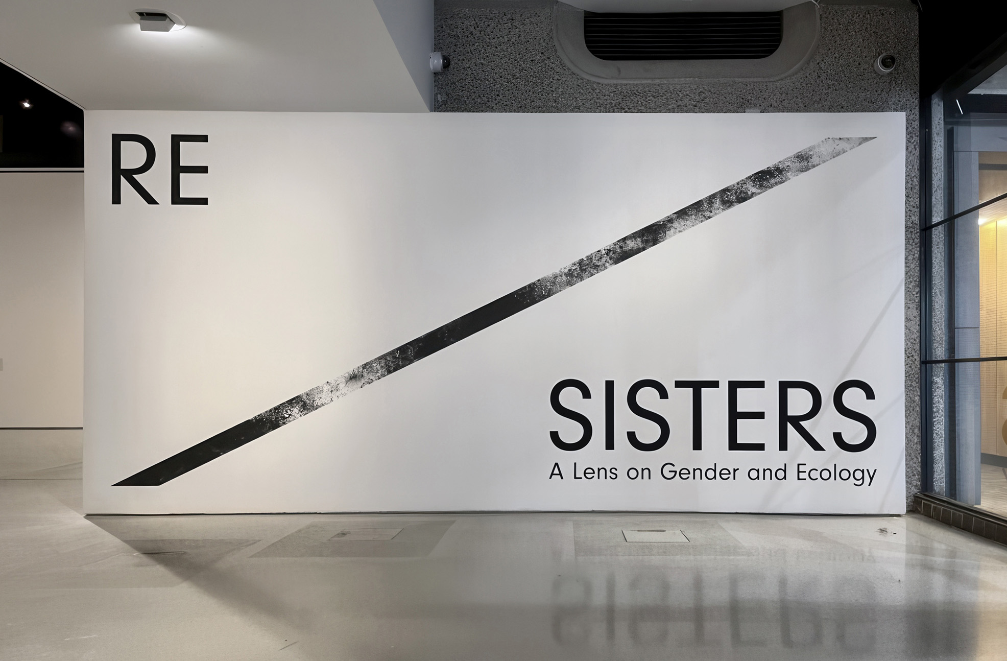 Painted exhibition titles, headers and markers. Combined with cut vinyl text to offer a complete visual idenity to the exhibition.